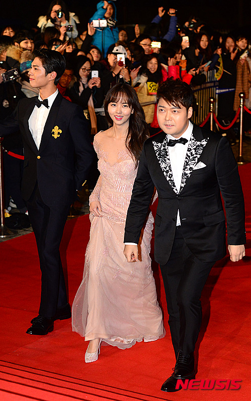 【서울=뉴시스】임태훈 기자 = 배우 박보검, 김소현, 방송인 전현무가 31일 오후 서울 영등포구 여의도 KBS 별관공개홀에서 열린 2015 KBS연기대상에 참석하기 위해 레드카펫을 밟고 있다. 2015.12.31.&nbsp; taehoonlim@newsis.com 