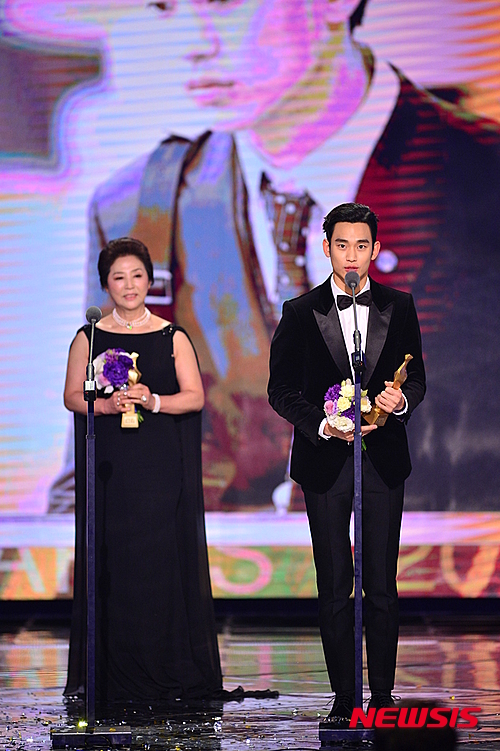 【서울=뉴시스】탤런트 고두심(왼쪽)과 김수현이 2015 KBS 연기대상을 공동수상했다. 