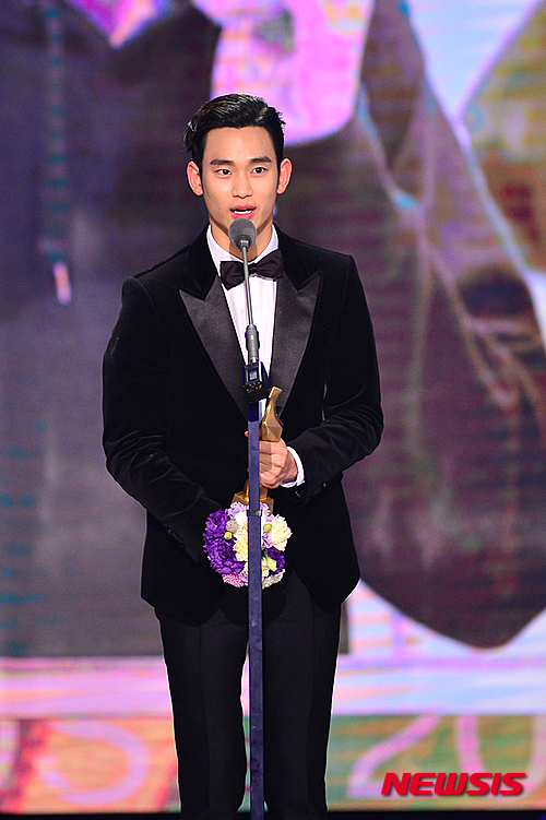 【서울=뉴시스】'KBS 연기대상' 대상 수상자 김수현