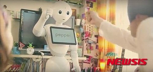 【서울=뉴시스】소프트뱅크가 만든 로봇 '페퍼'가 사람과 가위바위보를 하며 어울리는 모습. IBM의 인공지능 '왓슨'을 두뇌로 탑재해 다양한 상황을 빅데이터로 학습했다. 페퍼는 일본 일부 매장에서 주문을 받는 웨이터로 쓰이고 있다. 사진은 소프트뱅크의 페퍼 홍보 영상의 한장면.