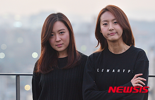 【서울=뉴시스】고승민 기자 = 연극 '에쿠우스'에서 질 메이슨 역을 맡아 열연하고 있는 배우 이미소와 김예림이 31일 오후 서울 대학로 수현재씨어터에서 뉴시스와 인터뷰를 하기 전 포즈를 취하고 있다. 2016.01.05.&nbsp; kkssmm99@newsis.com