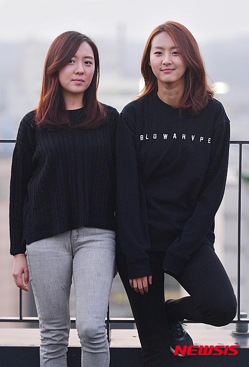 【서울=뉴시스】고승민 기자 = 연극 '에쿠우스'에서 질 메이슨 역을 맡아 열연하고 있는 배우 이미소와 김예림이 31일 오후 서울 대학로 수현재씨어터에서 뉴시스와 인터뷰를 하기 전 포즈를 취하고 있다. 2016.01.05.&nbsp; kkssmm99@newsis.com