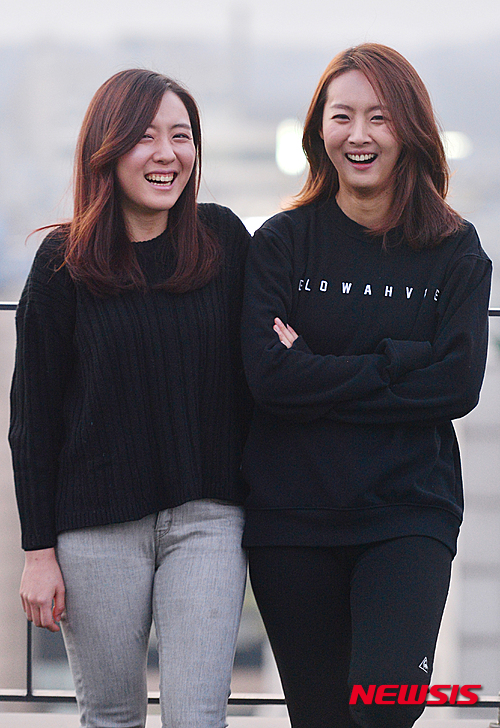 【서울=뉴시스】고승민 기자 = 연극 '에쿠우스'에서 질 메이슨 역을 맡아 열연하고 있는 배우 이미소와 김예림이 31일 오후 서울 대학로 수현재씨어터에서 뉴시스와 인터뷰를 하기 전 포즈를 취하고 있다. 2016.01.05.&nbsp; kkssmm99@newsis.com