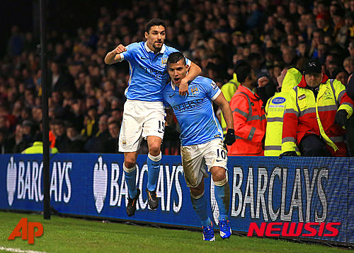 Manchester City's Sergio Aguero, right, celebrates scoring against Watford with teammate Jesus Navas during the English Premier League soccer match at Vicarage Road, London, Saturday Jan. 2, 2016. (John Walton/PA via AP) UNITED KINGDOM OUT NO SALES NO ARCHIVE