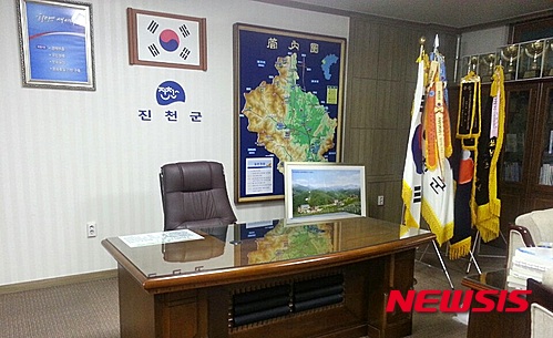 【진천=뉴시스】강신욱 기자 = 4월 13일 20대 총선과 함께 치러지는 충북 진천군수 재선거가 4일로 꼭 100일 남았다. 3일 진천군수실은 지난해 8월 27일 유영훈 전 군수가 물러난 뒤 129일째 명패 없는 빈 자리로 남아 있다. 2016.01.03.&nbsp; ksw64@newsis.com 