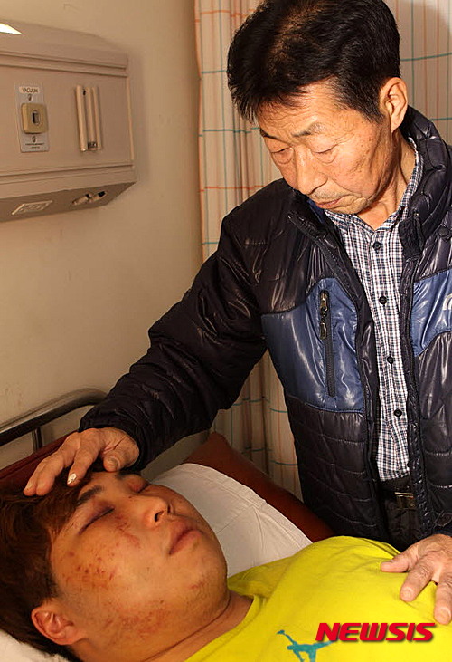【춘천=뉴시스】한윤식 기자 = 3일 한국 남자 역도 최중량급 기대주 황우만 선수가 국가대표 메달리스트인 사재혁 선배 선수로 부터 폭행을 당해 전치 6주의 상해를 입고 춘천시내 병원에서 치료를 받고 있는 가운데&nbsp; 황 선수의 아버지가 얼굴을 어루만지며 눈시울을 붉히고 있다.2016.01.03.&nbsp;&nbsp; ysh@newsis.com&nbsp;&nbsp;&nbsp; 