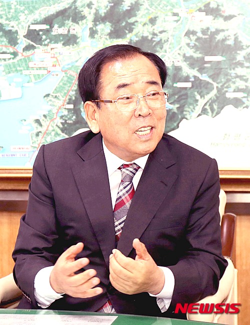 【영광=뉴시스】이창우 기자 = 김준성 전남 영광군수는 2일 신년사를 통해 "그린카 10만대 클러스터를 조성해 미래 먹거리 산업으로 키우고 안정적인 일자리를 늘리는 데 역량을 집중해 나겠다"고 밝혔다. 2018.01.02 (사진=영광군 제공) lcw@newsis.com