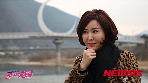 【서울=뉴시스】신진아 기자 = 섹시스타 유혜리(52)가 SBS TV 예능프로그램 '불타는 청춘'에 가세한다.&nbsp; 연예계 중년 싱글남녀들이 친구가 돼 어울리는 과정을 그리는 리얼리티 쇼다. 김국진(51) 강수지(49) 양금석(55) 김동규(51) 김완선(47) 서태화(49) 정수라(53) 등이 출연하고 있다.&nbsp; 유혜리는 5일 밤 11시15분 '불타는 청춘'의 '기찻길 여행' 편부터 출연한다.&nbsp; 제작진은 "'이쁜이'라고 불러달라며 거침없는 입담을 선보이면서도 '따귀 전문배우'라는 강한 이미지와 달리 소탈한 매력을 발산하며 대활약했다"고 전했다. 김동규와 떡볶이 데이트를 즐기면서 새로운 화학작용을 발휘했다고 한다.&nbsp; 1988년 영화 '파리 애마'로 데뷔한 유혜리는 KBS 1TV 일일극 '우리집 꿀단지'에 '봄이 엄마'로 출연 중이다.&nbsp; jashin@newsis.com 