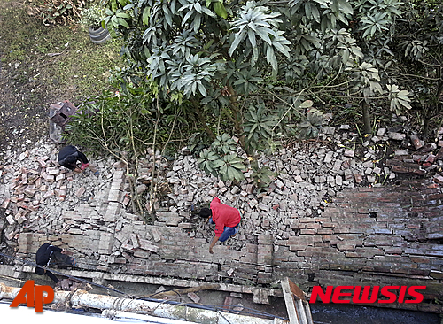 【임팔=AP/뉴시스】인도 마니풀주 임팔에서 4일 규모 6.7 지진의 여파로 담이 무너져 있다. 2016.01.04