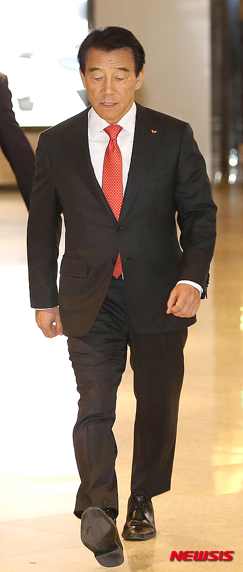 【서울=뉴시스】박진희 기자 = 김창근 SK수펙스추구협의회 의장이 4일 오전 서울 광장동 워커힐호텔에서 열린 그룹 신년 하례식에서 참석하고 있다. 2016.01.04. photo@newsis.comm.com