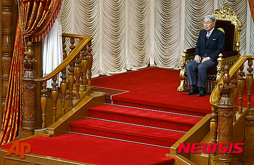【도쿄=AP/뉴시스】4일 도쿄(東京) 참의원 본회의장에서 열린 제190회 정기국회 개회식에 참석한 아키히토(明仁) 일왕은 