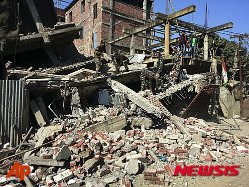 【임팔=AP/뉴시스】인도 마니풀주 임팔에서 4일 규모 6.7 지진의 여파로 건물이 무너져 있다. 2016.01.04&nbsp; 