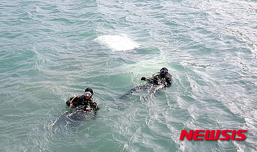 【해남=뉴시스】신대희 기자 = 4일 오전 10시39분께 전남 해남군 송지면 한 선착장에 엑센트 스용차가 빠져 있는 것을 주민이 발견, 해경에 신고했다. 승용차 안에서 손모(53·여)씨 등 여성 2명과 남성 1명이 숨진 채 발견됐다. 해경은 정확한 사고 경위를 조사하고 있다. 2016.01.04. (사진=전남 해남소방서 제공) photo@newsis.com