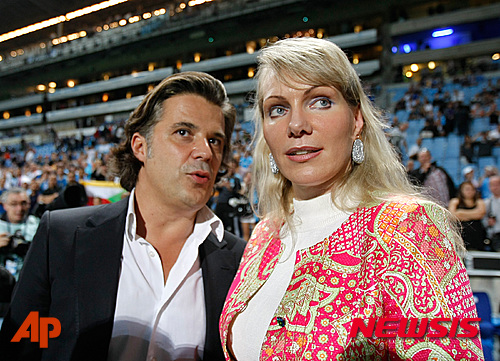 【파리=AP/뉴시스】지난 2012년 10월7일 자료사진으로 스위스의 여성 부호 마가리타 루이 드레퓌스(오른쪽)가 프랑스 남부 마르세유에서 자신이 구단주로 있는 축구팀 올림피크 드 마르세유가 파리 생제르망과 경기하는 도중 뱅상 래브륀 회장과 이야기하고 있다. 스위스의 여성 부호인 마가리타 루이 드레퓌스(53)는 쌍둥이 딸을 임신했다고 세계적 농산물 중개회사 루이 드레퓌스 커모디티스가 4일(현지시간) 밝혔다. 2016.01.05