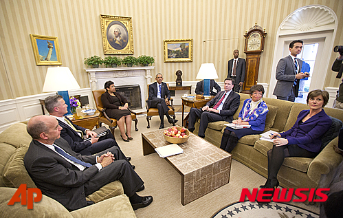 【워싱턴=AP/뉴시스】버락 오바마 미국 대통령(가운데 오른쪽)이 4일 워싱턴 백악관 오벌 오피스에서 로레타 린치(가운데 왼쪽) 법무장관 등 법무 분야 보좌진과 함께 총기규제 강화 방안에 대해 논의하고 있다. 2016.01.05 