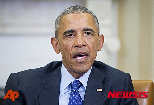 【워싱턴=AP/뉴시스】 = 버락 오바마대통령이 임기 마지막해를 맞아 1월 4일(현지시간) 백악관 집무실에서 법무장관, 검찰총장과 연방수사국장등 관련 기관장들과 함께 총기규제를 위한 새로운 대책을 의논하고 있다. 공화당이 장악한 의회통과가 불가능한 상황에서 대통령 행정명령으로 매입자의 배경조사를 강화하는 방안등을 곧 발표할 예정이다. 2016.01.05&nbsp; 