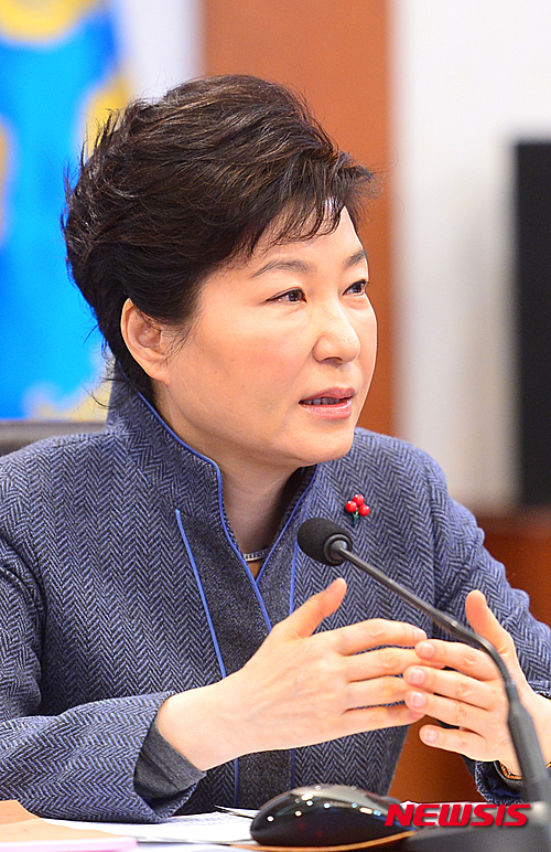 【서울=뉴시스】전진환 기자 = 박근혜 대통령이 5일 오전 청와대에서 열린 2016년 제1회 국무회의를 주재하고 있다. 2016.01.05. amin2@newsis.com