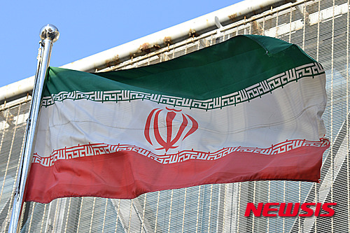 【서울=뉴시스】김선웅 기자 = 사우디아라비아가 사우디 내 소수 시아파 인사들을 반정부 시위 주도 혐의로 처형한 것에 격분한 이란 시위대가 주 이란 사우디대사관을 공격한 사건에 대해 사우디 정부가 이란과의 단교를 선언했다. 사진은 5일 오후 서울 용산구에 위치한 이란 이슬람공화국 대사관에 걸린 이란 국기. 2016.01.05. mangusta@newsis.com