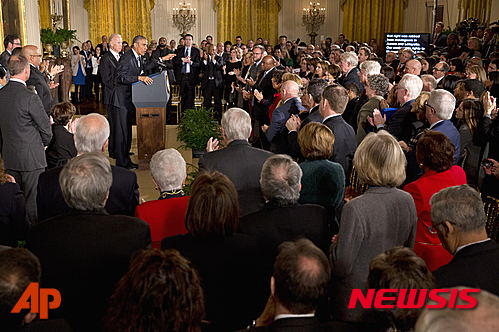 【워싱턴=AP/뉴시스】버락 오바마 미국 대통령이 5일(현지시간) 워싱턴 백악관에서 총기난사 사건으로 사랑하는 사람을 잃은 유가족 등이 참석한 가운데 총기규제 강화 행정명령을 발표하고 있다. 2016.01.05