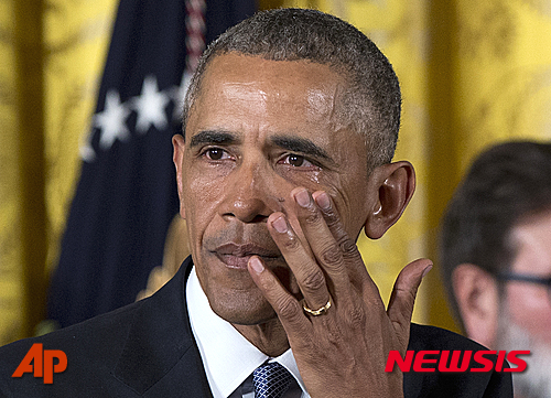 【워싱턴=AP/뉴시스】버락 오바마 미국 대통령이 5일(현지시간) 워싱턴 백악관에서 총기규제 강화 행정명령을 발표하던 도중 2012년 샌디훅 초등학교에서 발생한 총기난사 사건으로 사망한 어린이 20명에 대해 언급하던 중 말문을 잇지 못하고 눈물을 닦고 있다. 2016.01.05