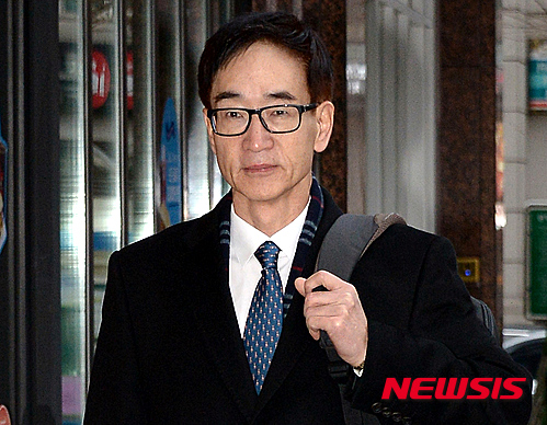【서울=뉴시스】이영환 기자 = 이준식 사회부총리 겸 교육부장관 내정자가 청문회를 하루 앞둔 6일 오전 서울 여의도 교육시설재난공제회에 마련된 사무실로 들어서고 있다. 2016.01.06&nbsp; 20hwan@newsis.com