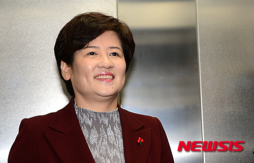 【서울=뉴시스】권현구 기자 = 강은희 여성가족부 장관 후보자가 인사청문회를 하루 앞둔 6일 오전 서울 서대문구 한국청소년활동진흥원 사무실에 출근하기 위해 엘리베이터에 탑승하고 있다. 2016.01.06.&nbsp; stoweon@newsis.com