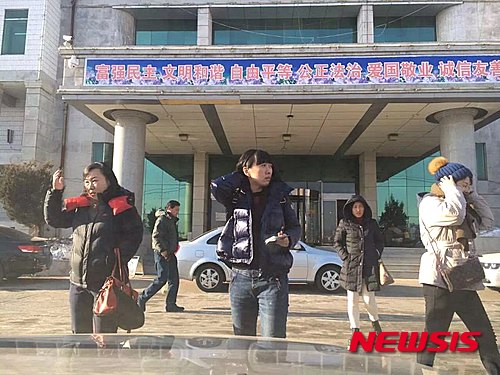 【서울=뉴시스】문예성 기자 = 북한이 6일 오전 수소탄 핵실험을 실시한 직후, 북중 국경지역인 지린(吉林)성 옌지에서 주민들이 긴장한 표정으로 건물 밖으로 나오고 있다. 사진은 현지 주민이 뉴시스에 제공한 것이다. 2016.01.06 