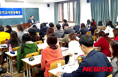 【나주=뉴시스】이창우 기자 = 6일 동신대학교에 따르면 최근 치러진 물리치료사 국가시험에 응시한 물리치료학과 졸업예정자 90명이 전원 합격했다. 사진은 물리치료사 국가고시 대비 특강을 듣고 있는 관련학과 학생들. 2016.01.06 (사진=동신대학교제공) lcw@newsis.com