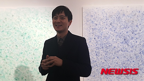 【서울=뉴시스】박현주기자= 영국에서 유학후 7년만에 와 아라리오갤러리에서 귀국전을 갖는 이강욱 작가가 활짝 웃고 있다.