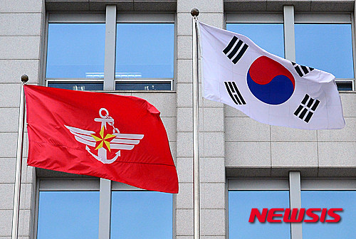 【서울=뉴시스】임태훈 기자 = 북한이 수소탄 핵실험을 실시해 성공적으로 진행했다고 발표한 6일 오후 서울 용산구 국방부에 걸려있는 깃발이 펄럭이고 있다. 2016.01.06.  taehoonlim@newsis.com 
