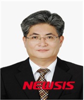 【진주=뉴시스】정경규 기자 = 경상대학교 정병훈 총장직무대리는 6일 자연과학대학 생명과학부 김재원(58)교수를 대학원장에 임명했다. 2016.01.06 (사진=경상대 제공) photo@newsis.com