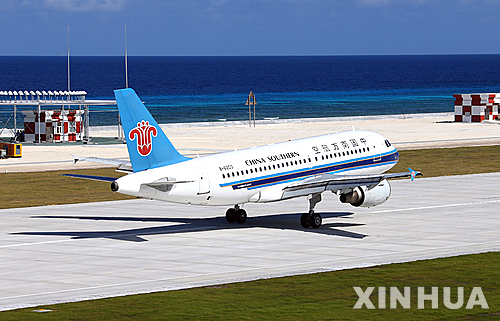 【하이커우=신화/뉴시스】중국 민항기가 6일 시험비행을 위해 남중국해 인공섬 융수자오 활주로에 착륙하고 있다. 2016.01.09 