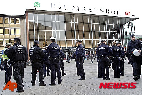 【쾰른=AP/뉴시스】독일 경찰관들이 6일(현지시간) 쾰른에 있는 기차역 인근을 순찰하고 있다.&nbsp; 쾰른 도심에서 연말 송년 행사 중 발생한 집단성추행 사건과 관련해 피해여성이 늘어나면서 현지 경찰의 대처 능력이 도마 위에 올랐다. 2016.01.07