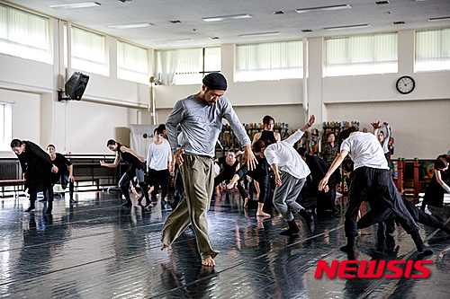 【서울=뉴시스】류장현 '칼 위에서'