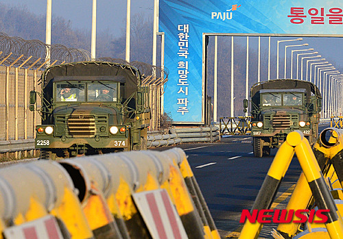 【파주=뉴시스】박진희 기자 = 북한의 수소탄 실험이 하루 지난 7일 오전 군용 트럭이 경기도 파주시 통일대교 남단 검문소를 통과하고 있다. 2016.01.07.&nbsp; pak7130@newsis.com 