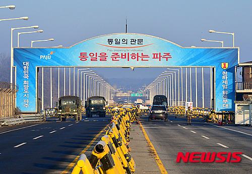 【파주=뉴시스】박진희 기자 = 북한의 수소탄 실험이 하루 지난 7일 오전 경기도 파주시 통일대교 남단 검문소에서 군인들이 개성공단 출입차량을 검문하고 있다. 2016.01.07.&nbsp; pak7130@newsis.com 