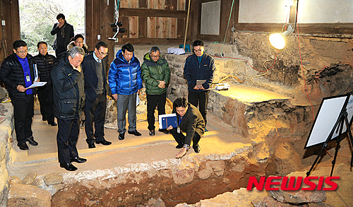 【하동=뉴시스】정경규 기자 = 윤상기 경남 하동군수는 8일 칠불사 아자방지 구들 보수공사 현장을 찾아 관계자들을 격려했다. 2016.01.08 (사진=하동군 제공)&nbsp; photo@newsis.com