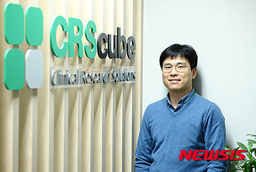 【서울=뉴시스】박문호 기자 = 임상시험 솔루션 전문 씨알에스큐브 김기돈 대표가 지난 7일 오후 서울 마포구 상암동 누리꿈스퀘어 씨알에스큐브 본사에서 회사 로고에 담긴 뜻을 설명하고 있다. 2016.01.08. go2@newsis.com