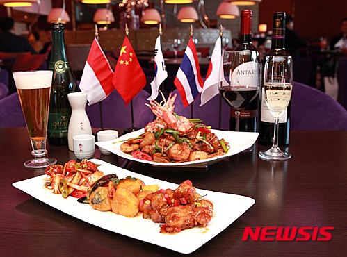 【서울=뉴시스】인터컨티넨탈 서울 코엑스 '로비 라운지&바'의 '아시안 익스프레스원더 아워'.