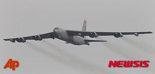 【오산=AP/뉴시스】핵무기 탑재 가능 미국의 전력자산인 B-52 장거리 폭격기의 비행 모습. 2016.01.10