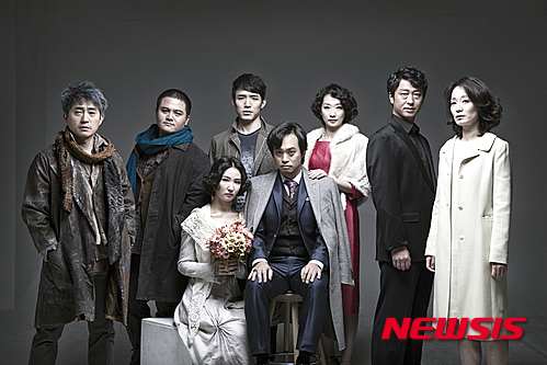 【서울=뉴시스】이재훈 기자 = 올해 400주기를 맞은 영국 문호 윌리엄 셰익스피어(1564~1616)는 여전히 젊고 현대적이었다. 국립극단이 헝가리 연출가 로버트 알폴디(49)와 손잡고 선보인 셰익스피어의 후기 로맨스극 '겨울 이야기'(10일 개막)가 증명한 사실이다. 러닝타임 150분(인터미션 15분)이 '겨울이야기' 속에서 16년을 훌쩍 뛰어넘은 것처럼 빠르게 지나갔다. 내내 웃음과 환호가 터졌다. 자연스런 용서와 화해로 귀결되는 마지막에는 곳곳에서 훌쩍이는 소리가 났다. 알폴디의 '겨울이야기'는 셰익스피어의 종합선물세트다. '오셀로'의 비극, '로미오와줄리엣'의 애절한 사랑, '한여름밤의 꿈'의 로맨스 판타지가 모두 녹아들어갔다. 그의 후기작답게 여유로움이 묻어난다. 알폴디는 이 여유로움에 유머와 속도감, 무대 미학을 더하며 셰익스피어가 현재에 통용되는 재미로 넘치는 작품이라는 걸 상기시킨다. 박제된 고전이 아니라는 것이다. 긴장과 이완을 오가는 부분에서는 현악 위주의 편성을 쓰고, 밝은 부분에서 랩과 모던 팝을 도입한 것도 이런 점을 부각한다. 1막에서는 '오셀로' 속 오셀로의 질투 화염이 옮겨온 듯 인물들의 감정히 활활 타올랐다. 시칠리아의 왕 레온테스는 왕비 헤르미오네가 자신의 친구이자 이웃나라 보헤미아의 왕인 폴릭세네스와 사랑에 빠졌다고 착각한다. 한순간 광기로 휩쓸린 그에게 아내는 물론 충언을 하는 충신도 소용 없다. 아내의 잘못을 까발려주리라 믿었던 신탁(神託)의 판단마저 그녀가 죄없음을 이야기하나 역시 부질 없다. 아들은 소동에 놀라 세상과 작별하고 헤르미오네를 감옥에 가둔다. 그녀가 낳은 자신의 자식이지만 폴리세네스의 아이로 착각한 딸을 영토 바깥에 버리도록 명령한다. 얼마 지나지 않아 헤르미오네마저 죽음을 맞이한다. 뒤늦게 잘못을 깨닫고 후회의 나날을 보낸다. 2막은 16년을 뛰어넘어 보헤미아 땅에 버려진 레온테스의 딸 '페르디타'가 아름다운 숙녀로 자라난 뒤 이야기다. 페르디타는 폴릭세네스의 아들 플로리젤가 사랑에 빠진다. 페르디타가 비천한 양치기의 딸로만 알고 있는 폴리세네스는 그의 사랑을 결사 반대한다. 셰익스피어가 1588년 영국의 인기 작가 로버트 그린의 '판도스토–시간의 승리'를 희곡으로 각색했다. 원작은 긴 시간 아내의 죽음을 슬퍼하던 주인공 판도스토가 다시 만난 자신의 딸과 사랑에 빠지고, 죄책감으로 죽음을 맞는 비극으로 끝을 맺는다. 반면 셰익스피어는 플로리젤과 페르디타가 극적으로 맺어지는 전후로 화해와 용서를 통해 이야기를 행복하게 마무리한다. 폴릭세네스가 자신을 대하는 태도를 바뀐 이유를 묻자 충신 카밀로가 "저는 용기 있게 알지 못합니다"라고 말하는 등 원작의 은유와 운율로 넘치는 대사는 그대로 따왔다. 다만 말투를 현대적으로 풀고, 앙상블 배우들의 엇박자 리액션의 리듬을 블랙 유머처럼 푸는 부분에서는 참 현대적이다. 레온테스의 광기와 격정이 절정으로 치닫는 분위기에서도 배우들이 갓난아이를 보고 기쁨에 차 어쩔줄 모르는 부분을 삽입한 것이 예다. 셰익스피어 시대에 셰익스피어 작품이 대중성을 갖췄던 걸 떠오르게 하는 묘수다. 알폴디가 또 놀라운 것은, 처음 작업하는 한국 배우들의 매력을 단번에 끄집어 낸 점이다. 손상규는 젊은 창작 연극그룹 '양손프로젝트'의 진지하면서도 블랙유머가 일품인 연기가 몸에 밴 배우인데 초반 비극의 주인공인 레온테스가 인간적으로 보이는데 최적화된 눈빛과 말투, 행동을 선보인다. 카리스마에 살짝 놀아들어간 '허당'을 기막히게 선보이기로 유명한 박완규도 완벽할 것 같지만, 아들 일 앞에서는 빈틈을 보이는 폴릭세네스의 매력을 한껏 드러낸다. 지난해 최대 화제작 '조씨고아, 복수의 씨앗'에서 자식을 살리기 위해 목을 매 자결한 단호한 공주의 모습을 보여준 우정원은 남편의 의심에도 꿋꿋하게 결백을 주장하며 자식에 대한 기다림의 사랑을 보여주는 왕비 헤르미오네를 맡아 또 다른 모성을 꺼낸다. 마지막 기적의 설계자인 파울리나 역의 김수진과 두 나라의 왕에게 모두 사랑받는 카밀로 역의 이종무의 연기는 정갈하며, 뜻하지 않게 화해의 다리를 놓아주는 좀도둑 아우톨리쿠스의 정현철은 익살스럽다. 극에서 물이 가진 여러 속성을 중요한 이미지로 사용한다는 점도 눈여결 볼만하다. 세 가지 부분으로 압축되는데, 초반 레온테스가 광기에 미칠 때 무대 한가운데 천장에서 조금씩 떨어지는 물은 음습함의 시작이다. 그 다음 물은 포용의 상징으로 작용한다. 죽은 줄 알았던 헤르미오네의 소생으로 작품이 절정에 이를 때 레온테스가 높이 2m 수조의 벽을 망치로 뚫고 물이 무대 위로 터져나오는 순간, 그의 마음의 벽은 물꼬가 터지고 모든 앙금은 떠내려간다. 마지막 물은 인물들이 서로 서로 품는 기제다. 천장에서 커다란 샤워기의 머리 부분을 닮은 장치의 둥근 둘레 가에서 물이 밑으로 둥글게 쏟아져 나온다. 그 안에서 등장인물들이 끌어안고 비를 피한다. 원작에서는 레오테스가 좀 더 화해에 대한 직접적인 말을 쏟아내는데 아무런 말 없이 이 장면을 보여주는 알폴디 식 연출은 좀 더 여운을 안긴다. '진짜로 일어날지도 몰라 기적', 보는 내내 마음에 품었던 현실이 과하지 않게 눈앞에서 펼쳐지는 순간 눈물이 자연스럽게 또르르 흐를 수밖에 없는 이유다. 올해 400주기를 맞아 셰익스피어 작품이 쏟아진다. 국립극단과 알폴디가 한국에서 드물게 공연되는 '겨울이야기'로 좋은 출발을 알렸다. 5년 간 헝가리 국립극장 예술감독으로 재직하며 당시 가장 인기 없던 극단을 젊은이들이 열광하는 곳으로 탈바꿈시킨 명성도 확인했다. 수트를 입은 모던한 무대의 셰익스피어 무대는 많지만, 여기에 억지스럽지 않은 웃음과 메시지를 자연스럽게 녹여낸 무대는 드물다. 입소문이 나면 한국의 젊은 관객들도 동하겠다. 24일까지 국립극장 달오름극장. 양치기 노인 박윤희, 양치기 아들 유영욱, 안티고누스 김도완, 플로리젤 김동훈, 페르디타 신사랑. 예술감독 김윤철, 번역·통역 우르반 알렉산드라 에스테르, 윤색 이경후, 무대 박동우, 조명 김창기. 2만~5만원, 국립극단. 1644-2003 realpaper7@newsis.com