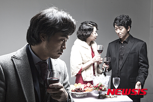 【서울=뉴시스】이재훈 기자 = 올해 400주기를 맞은 영국 문호 윌리엄 셰익스피어(1564~1616)는 여전히 젊고 현대적이었다. 국립극단이 헝가리 연출가 로버트 알폴디(49)와 손잡고 선보인 셰익스피어의 후기 로맨스극 '겨울 이야기'(10일 개막)가 증명한 사실이다. 러닝타임 150분(인터미션 15분)이 '겨울이야기' 속에서 16년을 훌쩍 뛰어넘은 것처럼 빠르게 지나갔다. 내내 웃음과 환호가 터졌다. 자연스런 용서와 화해로 귀결되는 마지막에는 곳곳에서 훌쩍이는 소리가 났다. 알폴디의 '겨울이야기'는 셰익스피어의 종합선물세트다. '오셀로'의 비극, '로미오와줄리엣'의 애절한 사랑, '한여름밤의 꿈'의 로맨스 판타지가 모두 녹아들어갔다. 그의 후기작답게 여유로움이 묻어난다. 알폴디는 이 여유로움에 유머와 속도감, 무대 미학을 더하며 셰익스피어가 현재에 통용되는 재미로 넘치는 작품이라는 걸 상기시킨다. 박제된 고전이 아니라는 것이다. 긴장과 이완을 오가는 부분에서는 현악 위주의 편성을 쓰고, 밝은 부분에서 랩과 모던 팝을 도입한 것도 이런 점을 부각한다. 1막에서는 '오셀로' 속 오셀로의 질투 화염이 옮겨온 듯 인물들의 감정히 활활 타올랐다. 시칠리아의 왕 레온테스는 왕비 헤르미오네가 자신의 친구이자 이웃나라 보헤미아의 왕인 폴릭세네스와 사랑에 빠졌다고 착각한다. 한순간 광기로 휩쓸린 그에게 아내는 물론 충언을 하는 충신도 소용 없다. 아내의 잘못을 까발려주리라 믿었던 신탁(神託)의 판단마저 그녀가 죄없음을 이야기하나 역시 부질 없다. 아들은 소동에 놀라 세상과 작별하고 헤르미오네를 감옥에 가둔다. 그녀가 낳은 자신의 자식이지만 폴리세네스의 아이로 착각한 딸을 영토 바깥에 버리도록 명령한다. 얼마 지나지 않아 헤르미오네마저 죽음을 맞이한다. 뒤늦게 잘못을 깨닫고 후회의 나날을 보낸다. 2막은 16년을 뛰어넘어 보헤미아 땅에 버려진 레온테스의 딸 '페르디타'가 아름다운 숙녀로 자라난 뒤 이야기다. 페르디타는 폴릭세네스의 아들 플로리젤가 사랑에 빠진다. 페르디타가 비천한 양치기의 딸로만 알고 있는 폴리세네스는 그의 사랑을 결사 반대한다. 셰익스피어가 1588년 영국의 인기 작가 로버트 그린의 '판도스토–시간의 승리'를 희곡으로 각색했다. 원작은 긴 시간 아내의 죽음을 슬퍼하던 주인공 판도스토가 다시 만난 자신의 딸과 사랑에 빠지고, 죄책감으로 죽음을 맞는 비극으로 끝을 맺는다. 반면 셰익스피어는 플로리젤과 페르디타가 극적으로 맺어지는 전후로 화해와 용서를 통해 이야기를 행복하게 마무리한다. 폴릭세네스가 자신을 대하는 태도를 바뀐 이유를 묻자 충신 카밀로가 "저는 용기 있게 알지 못합니다"라고 말하는 등 원작의 은유와 운율로 넘치는 대사는 그대로 따왔다. 다만 말투를 현대적으로 풀고, 앙상블 배우들의 엇박자 리액션의 리듬을 블랙 유머처럼 푸는 부분에서는 참 현대적이다. 레온테스의 광기와 격정이 절정으로 치닫는 분위기에서도 배우들이 갓난아이를 보고 기쁨에 차 어쩔줄 모르는 부분을 삽입한 것이 예다. 셰익스피어 시대에 셰익스피어 작품이 대중성을 갖췄던 걸 떠오르게 하는 묘수다. 알폴디가 또 놀라운 것은, 처음 작업하는 한국 배우들의 매력을 단번에 끄집어 낸 점이다. 손상규는 젊은 창작 연극그룹 '양손프로젝트'의 진지하면서도 블랙유머가 일품인 연기가 몸에 밴 배우인데 초반 비극의 주인공인 레온테스가 인간적으로 보이는데 최적화된 눈빛과 말투, 행동을 선보인다. 카리스마에 살짝 놀아들어간 '허당'을 기막히게 선보이기로 유명한 박완규도 완벽할 것 같지만, 아들 일 앞에서는 빈틈을 보이는 폴릭세네스의 매력을 한껏 드러낸다. 지난해 최대 화제작 '조씨고아, 복수의 씨앗'에서 자식을 살리기 위해 목을 매 자결한 단호한 공주의 모습을 보여준 우정원은 남편의 의심에도 꿋꿋하게 결백을 주장하며 자식에 대한 기다림의 사랑을 보여주는 왕비 헤르미오네를 맡아 또 다른 모성을 꺼낸다. 마지막 기적의 설계자인 파울리나 역의 김수진과 두 나라의 왕에게 모두 사랑받는 카밀로 역의 이종무의 연기는 정갈하며, 뜻하지 않게 화해의 다리를 놓아주는 좀도둑 아우톨리쿠스의 정현철은 익살스럽다. 극에서 물이 가진 여러 속성을 중요한 이미지로 사용한다는 점도 눈여결 볼만하다. 세 가지 부분으로 압축되는데, 초반 레온테스가 광기에 미칠 때 무대 한가운데 천장에서 조금씩 떨어지는 물은 음습함의 시작이다. 그 다음 물은 포용의 상징으로 작용한다. 죽은 줄 알았던 헤르미오네의 소생으로 작품이 절정에 이를 때 레온테스가 높이 2m 수조의 벽을 망치로 뚫고 물이 무대 위로 터져나오는 순간, 그의 마음의 벽은 물꼬가 터지고 모든 앙금은 떠내려간다. 마지막 물은 인물들이 서로 서로 품는 기제다. 천장에서 커다란 샤워기의 머리 부분을 닮은 장치의 둥근 둘레 가에서 물이 밑으로 둥글게 쏟아져 나온다. 그 안에서 등장인물들이 끌어안고 비를 피한다. 원작에서는 레오테스가 좀 더 화해에 대한 직접적인 말을 쏟아내는데 아무런 말 없이 이 장면을 보여주는 알폴디 식 연출은 좀 더 여운을 안긴다. '진짜로 일어날지도 몰라 기적', 보는 내내 마음에 품었던 현실이 과하지 않게 눈앞에서 펼쳐지는 순간 눈물이 자연스럽게 또르르 흐를 수밖에 없는 이유다. 올해 400주기를 맞아 셰익스피어 작품이 쏟아진다. 국립극단과 알폴디가 한국에서 드물게 공연되는 '겨울이야기'로 좋은 출발을 알렸다. 5년 간 헝가리 국립극장 예술감독으로 재직하며 당시 가장 인기 없던 극단을 젊은이들이 열광하는 곳으로 탈바꿈시킨 명성도 확인했다. 수트를 입은 모던한 무대의 셰익스피어 무대는 많지만, 여기에 억지스럽지 않은 웃음과 메시지를 자연스럽게 녹여낸 무대는 드물다. 입소문이 나면 한국의 젊은 관객들도 동하겠다. 24일까지 국립극장 달오름극장. 양치기 노인 박윤희, 양치기 아들 유영욱, 안티고누스 김도완, 플로리젤 김동훈, 페르디타 신사랑. 예술감독 김윤철, 번역·통역 우르반 알렉산드라 에스테르, 윤색 이경후, 무대 박동우, 조명 김창기. 2만~5만원, 국립극단. 1644-2003 realpaper7@newsis.com