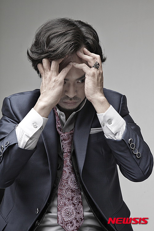 【서울=뉴시스】이재훈 기자 = 올해 400주기를 맞은 영국 문호 윌리엄 셰익스피어(1564~1616)는 여전히 젊고 현대적이었다. 국립극단이 헝가리 연출가 로버트 알폴디(49)와 손잡고 선보인 셰익스피어의 후기 로맨스극 '겨울 이야기'(10일 개막)가 증명한 사실이다. 러닝타임 150분(인터미션 15분)이 '겨울이야기' 속에서 16년을 훌쩍 뛰어넘은 것처럼 빠르게 지나갔다. 내내 웃음과 환호가 터졌다. 자연스런 용서와 화해로 귀결되는 마지막에는 곳곳에서 훌쩍이는 소리가 났다. 알폴디의 '겨울이야기'는 셰익스피어의 종합선물세트다. '오셀로'의 비극, '로미오와줄리엣'의 애절한 사랑, '한여름밤의 꿈'의 로맨스 판타지가 모두 녹아들어갔다. 그의 후기작답게 여유로움이 묻어난다. 알폴디는 이 여유로움에 유머와 속도감, 무대 미학을 더하며 셰익스피어가 현재에 통용되는 재미로 넘치는 작품이라는 걸 상기시킨다. 박제된 고전이 아니라는 것이다. 긴장과 이완을 오가는 부분에서는 현악 위주의 편성을 쓰고, 밝은 부분에서 랩과 모던 팝을 도입한 것도 이런 점을 부각한다. 1막에서는 '오셀로' 속 오셀로의 질투 화염이 옮겨온 듯 인물들의 감정히 활활 타올랐다. 시칠리아의 왕 레온테스는 왕비 헤르미오네가 자신의 친구이자 이웃나라 보헤미아의 왕인 폴릭세네스와 사랑에 빠졌다고 착각한다. 한순간 광기로 휩쓸린 그에게 아내는 물론 충언을 하는 충신도 소용 없다. 아내의 잘못을 까발려주리라 믿었던 신탁(神託)의 판단마저 그녀가 죄없음을 이야기하나 역시 부질 없다. 아들은 소동에 놀라 세상과 작별하고 헤르미오네를 감옥에 가둔다. 그녀가 낳은 자신의 자식이지만 폴리세네스의 아이로 착각한 딸을 영토 바깥에 버리도록 명령한다. 얼마 지나지 않아 헤르미오네마저 죽음을 맞이한다. 뒤늦게 잘못을 깨닫고 후회의 나날을 보낸다. 2막은 16년을 뛰어넘어 보헤미아 땅에 버려진 레온테스의 딸 '페르디타'가 아름다운 숙녀로 자라난 뒤 이야기다. 페르디타는 폴릭세네스의 아들 플로리젤가 사랑에 빠진다. 페르디타가 비천한 양치기의 딸로만 알고 있는 폴리세네스는 그의 사랑을 결사 반대한다. 셰익스피어가 1588년 영국의 인기 작가 로버트 그린의 '판도스토–시간의 승리'를 희곡으로 각색했다. 원작은 긴 시간 아내의 죽음을 슬퍼하던 주인공 판도스토가 다시 만난 자신의 딸과 사랑에 빠지고, 죄책감으로 죽음을 맞는 비극으로 끝을 맺는다. 반면 셰익스피어는 플로리젤과 페르디타가 극적으로 맺어지는 전후로 화해와 용서를 통해 이야기를 행복하게 마무리한다. 폴릭세네스가 자신을 대하는 태도를 바뀐 이유를 묻자 충신 카밀로가 "저는 용기 있게 알지 못합니다"라고 말하는 등 원작의 은유와 운율로 넘치는 대사는 그대로 따왔다. 다만 말투를 현대적으로 풀고, 앙상블 배우들의 엇박자 리액션의 리듬을 블랙 유머처럼 푸는 부분에서는 참 현대적이다. 레온테스의 광기와 격정이 절정으로 치닫는 분위기에서도 배우들이 갓난아이를 보고 기쁨에 차 어쩔줄 모르는 부분을 삽입한 것이 예다. 셰익스피어 시대에 셰익스피어 작품이 대중성을 갖췄던 걸 떠오르게 하는 묘수다. 알폴디가 또 놀라운 것은, 처음 작업하는 한국 배우들의 매력을 단번에 끄집어 낸 점이다. 손상규는 젊은 창작 연극그룹 '양손프로젝트'의 진지하면서도 블랙유머가 일품인 연기가 몸에 밴 배우인데 초반 비극의 주인공인 레온테스가 인간적으로 보이는데 최적화된 눈빛과 말투, 행동을 선보인다. 카리스마에 살짝 놀아들어간 '허당'을 기막히게 선보이기로 유명한 박완규도 완벽할 것 같지만, 아들 일 앞에서는 빈틈을 보이는 폴릭세네스의 매력을 한껏 드러낸다. 지난해 최대 화제작 '조씨고아, 복수의 씨앗'에서 자식을 살리기 위해 목을 매 자결한 단호한 공주의 모습을 보여준 우정원은 남편의 의심에도 꿋꿋하게 결백을 주장하며 자식에 대한 기다림의 사랑을 보여주는 왕비 헤르미오네를 맡아 또 다른 모성을 꺼낸다. 마지막 기적의 설계자인 파울리나 역의 김수진과 두 나라의 왕에게 모두 사랑받는 카밀로 역의 이종무의 연기는 정갈하며, 뜻하지 않게 화해의 다리를 놓아주는 좀도둑 아우톨리쿠스의 정현철은 익살스럽다. 극에서 물이 가진 여러 속성을 중요한 이미지로 사용한다는 점도 눈여결 볼만하다. 세 가지 부분으로 압축되는데, 초반 레온테스가 광기에 미칠 때 무대 한가운데 천장에서 조금씩 떨어지는 물은 음습함의 시작이다. 그 다음 물은 포용의 상징으로 작용한다. 죽은 줄 알았던 헤르미오네의 소생으로 작품이 절정에 이를 때 레온테스가 높이 2m 수조의 벽을 망치로 뚫고 물이 무대 위로 터져나오는 순간, 그의 마음의 벽은 물꼬가 터지고 모든 앙금은 떠내려간다. 마지막 물은 인물들이 서로 서로 품는 기제다. 천장에서 커다란 샤워기의 머리 부분을 닮은 장치의 둥근 둘레 가에서 물이 밑으로 둥글게 쏟아져 나온다. 그 안에서 등장인물들이 끌어안고 비를 피한다. 원작에서는 레오테스가 좀 더 화해에 대한 직접적인 말을 쏟아내는데 아무런 말 없이 이 장면을 보여주는 알폴디 식 연출은 좀 더 여운을 안긴다. '진짜로 일어날지도 몰라 기적', 보는 내내 마음에 품었던 현실이 과하지 않게 눈앞에서 펼쳐지는 순간 눈물이 자연스럽게 또르르 흐를 수밖에 없는 이유다. 올해 400주기를 맞아 셰익스피어 작품이 쏟아진다. 국립극단과 알폴디가 한국에서 드물게 공연되는 '겨울이야기'로 좋은 출발을 알렸다. 5년 간 헝가리 국립극장 예술감독으로 재직하며 당시 가장 인기 없던 극단을 젊은이들이 열광하는 곳으로 탈바꿈시킨 명성도 확인했다. 수트를 입은 모던한 무대의 셰익스피어 무대는 많지만, 여기에 억지스럽지 않은 웃음과 메시지를 자연스럽게 녹여낸 무대는 드물다. 입소문이 나면 한국의 젊은 관객들도 동하겠다. 24일까지 국립극장 달오름극장. 양치기 노인 박윤희, 양치기 아들 유영욱, 안티고누스 김도완, 플로리젤 김동훈, 페르디타 신사랑. 예술감독 김윤철, 번역·통역 우르반 알렉산드라 에스테르, 윤색 이경후, 무대 박동우, 조명 김창기. 2만~5만원, 국립극단. 1644-2003 realpaper7@newsis.com