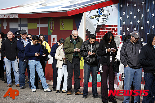 【화이트힐스=AP/뉴시스】미국 애리조나주 화이트힐스에서 10일(현지시간) 주민들이 파워볼 티켓을 사기 위해 줄을 서있다. 2016.01.11 