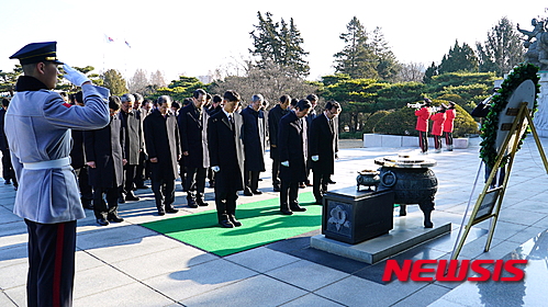 KAI현충원 참배, 묵념하는 KAI임직원들