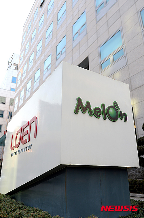 【서울=뉴시스】박영태 기자 = 카카오가 11일 콘텐츠 사업자 ㈜로엔엔터테인먼트의 지분 76.4%를 1조 8700억원에 인수한다고 밝혔다. 이는 역대 최대 인수액이다. 역대 카카오의 최대 인수 금액은 지난해 5월 '국민내비 김기사' 운영기업인 록앤올 626억원이었다.&nbsp; 로엔은 1978년 설립된 '서울음반'을 모태로 성장한 기업으로 음원 서비스 멜론은 국내 최대 수준인 2800만 가입자를 보유하고 있다.&nbsp; 사진은 11일 오후 서울 강남구 삼성동의 로엔엔터테인먼트 건물의 모습. 2016.01.11.&nbsp; since1999@newsis.com 