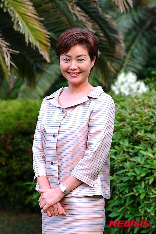 【서울=뉴시스】신진아 기자 = 1980년대 톱스타 원미경(56)이 14년 만에 TV 드라마로 컴백한다는 설이 나돌고 있다.&nbsp; 원미경은 ‘엄마’ 후속으로 방송될 MBC TV 주말극 ‘가화만사성’ 출연을 타진 중인 것으로 전해졌다. 차이나타운에 있는 중식당 ‘가화만사성’을 배경으로 벌어지는 봉씨 일가의 이야기를 담는 드라마다. 원미경은 남편 봉상봉의 고집불통 성질을 모두 받아내는 희생의 어머니 배숙녀 역을 제안 받은 것으로 알려졌다.&nbsp; MBC 측은 출연을 제의한 사실은 인정했으나 “아직 확정된 것은 아니다”며 말을 아끼고 있다.&nbsp; 원미경은 1978년 TBC 탤런트 출신이다. 드라마 ‘은실이’ ‘사랑과 진실’ ‘사랑과 야망’ 등에 출연했다. 드라마 '한지붕 세가족’등을 연출한 이창순(57) PD와 결혼했다.&nbsp; jashin@newsis.com 