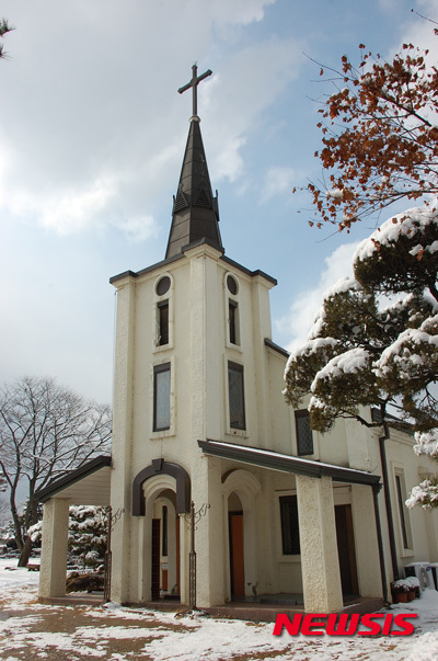 【서울=뉴시스】김민기 기자 = 2009년 시작된 경기도 하남 미사 보금자리 재개발 사업으로 인해 180년 된 구산성당이 철거될 위기에 놓였다.&nbsp; 이 성당에는 조선 후기 천주교 박해 당시 순교한 김성우 신부의 무덤과 생가가 있고 천주교 신자들에게 성지와 같은 곳이지만 개발 요구에 밀려 결국 자취를 감추게 될 것으로 전망된다. 