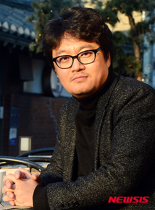 【서울=뉴시스】조성봉 기자 = 영화 ‘내부자들’ 우민호 감독이 지난해 12월29일 오후 서울 종로구 소격동의 한 카페에서 뉴시스와 인터뷰를 하기 전 포즈를 취하고 있다. 2016.01.13. suncho21@newsis.com