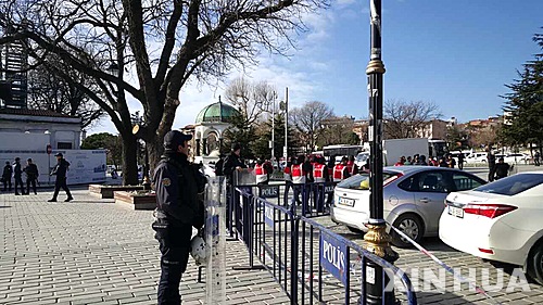 【 이스탄불=신화/뉴시스】터키 이스탄불 경찰들이 12일(현지시간) 자살폭탄테러로 추정되는 폭발 사건이 발생한 술탄마흐메트 지구 주변에서 일반인의 통행을 막고 있다. 2016.01.12